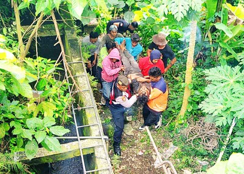 HEBOHKAN TEMANNYA : Korban yang jatuh dari jurang diangkat oleh petugas bersama warga.(istimewa)