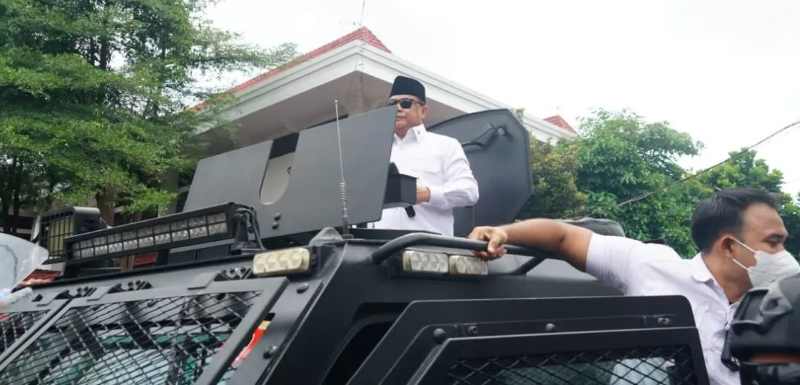 BUPATI SUDEWO TETAP DIMINTA MUNDUR: Bupati Sudewo saat hendak menjumpai pendemo dari mobil rantis polisi 13 Agustus 2025 lalu sebelum dilempari botol.(Foto: JawaPos/Radar Pati)