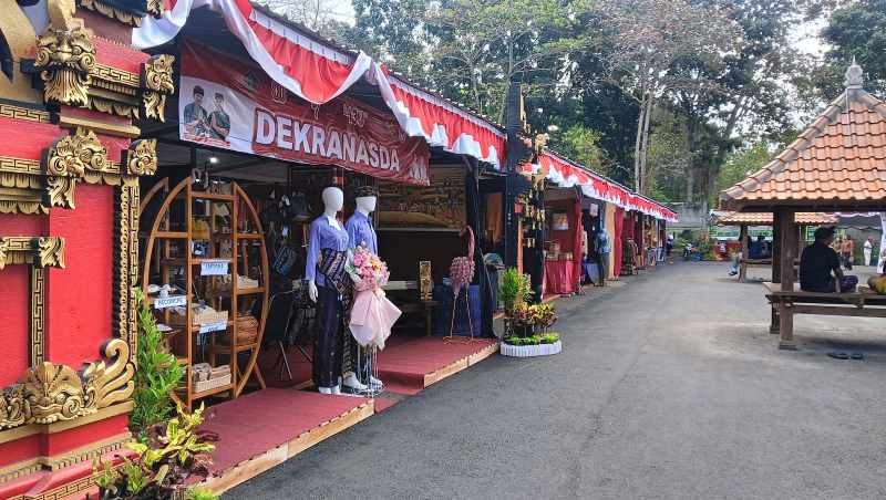 PERPUTARAN UANG KENCANG : Suasana pameran UMKM di areal parkir Pemkab Jembrana. (M.Basir/Radar Bali)