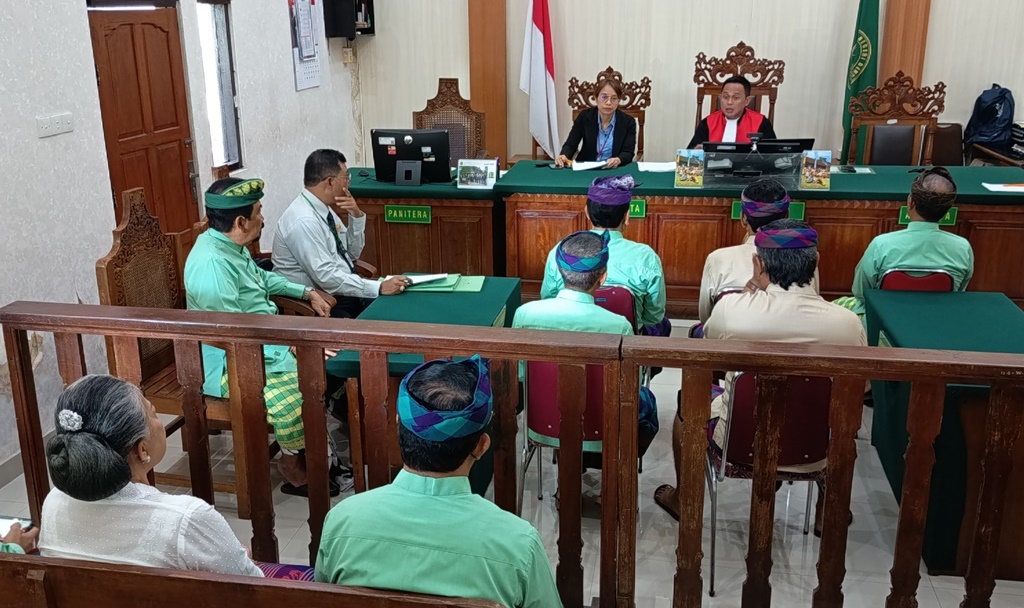 DIKABULKAN: Ida Cokorda Mengwi XIII (duduk kiri udeng hijau) saat menghadiri sidang pergantian nama di PN Denpasar, Rabu (20/8/2025).