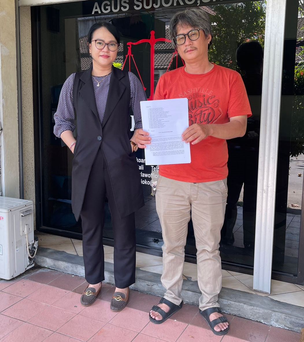 MINTA PERLINDUNGAN: Hendra (kanan) didampingi kuasa hukumnya Anisa Defbi Mariana menunjukkan surat permohon perlindungan ke Presiden RI.
