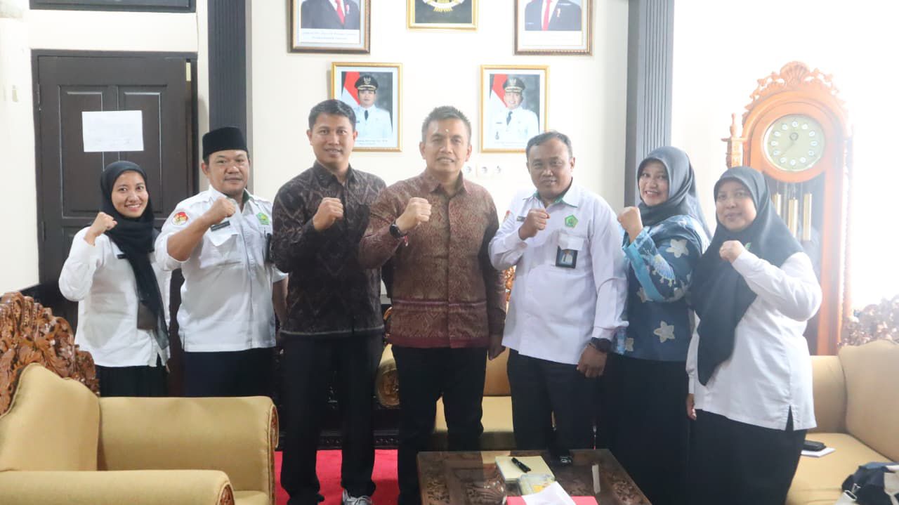 Wakil Bupati Jembrana I Gede Ngurah Patriana Krisna (tengah) foto bersama dengan LP3H, Selasa (19/8)
