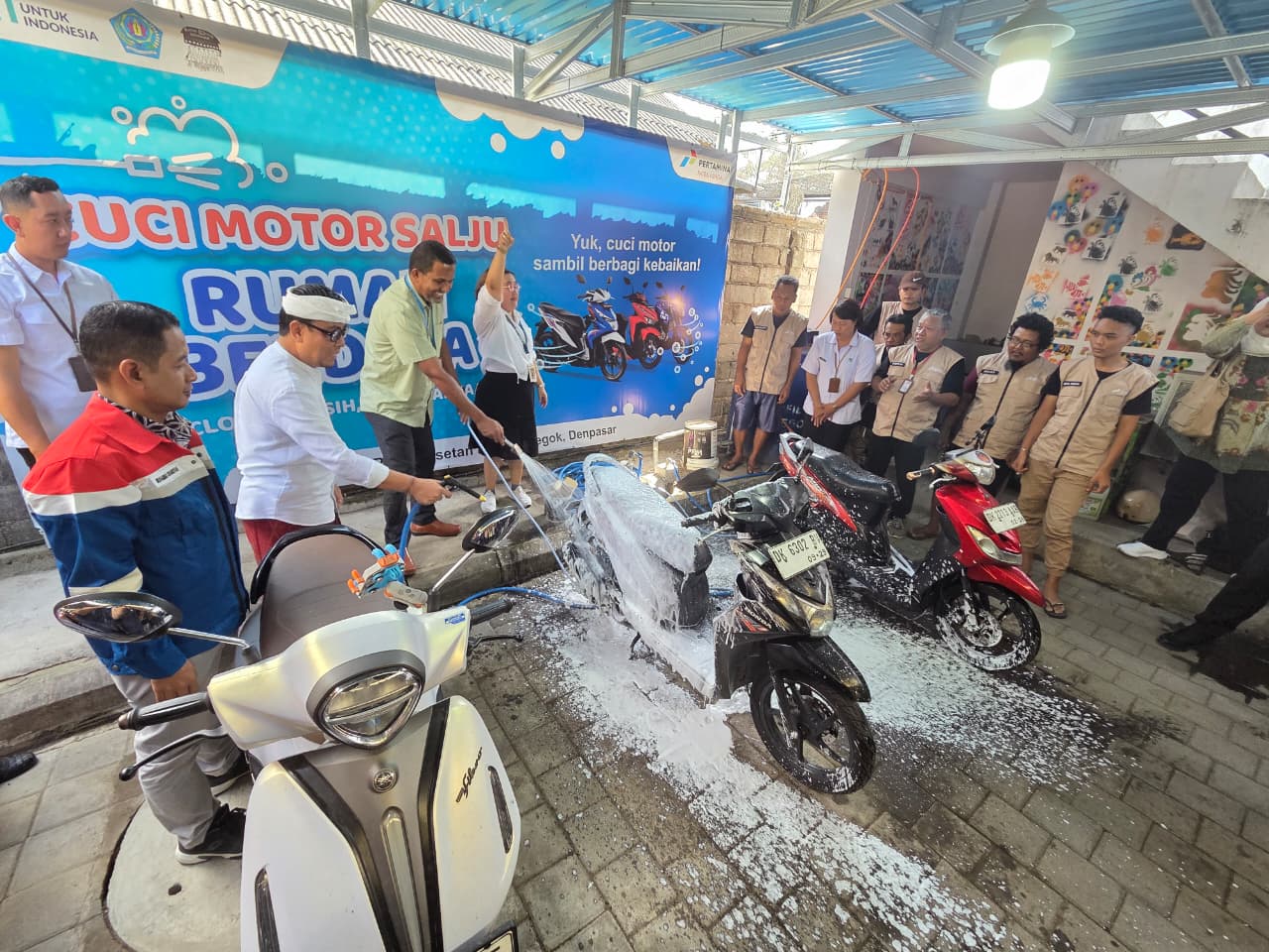 Wakil Wali Kota Denpasar I Kadek Agus Arya Wibawa saat peresmian tempat Program Skizopreneur Schizophrenia Entrepreneur di Rumah Berdaya Denpasar, Rabu (20/8/2025). (Marsellus Pampur/Radar Bali)