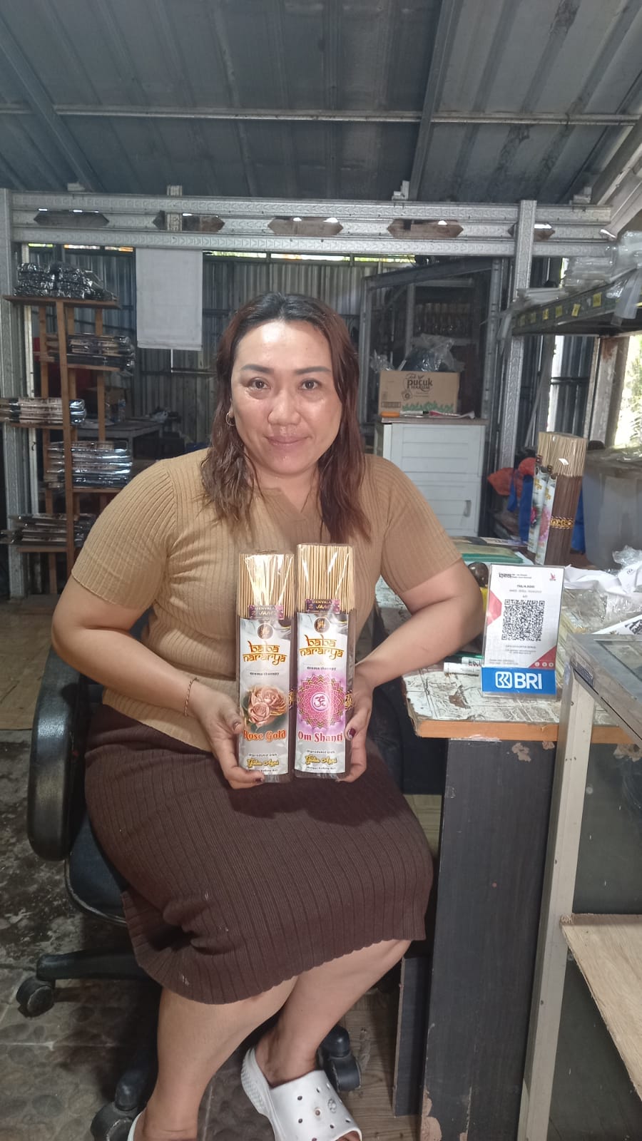 Berbekal pinjaman Kredit Usaha Rakyat (KUR) dari BRI, Nyoman Yulia hingga saat ini mampu menghasilkan omzet tinggi per bulan.
