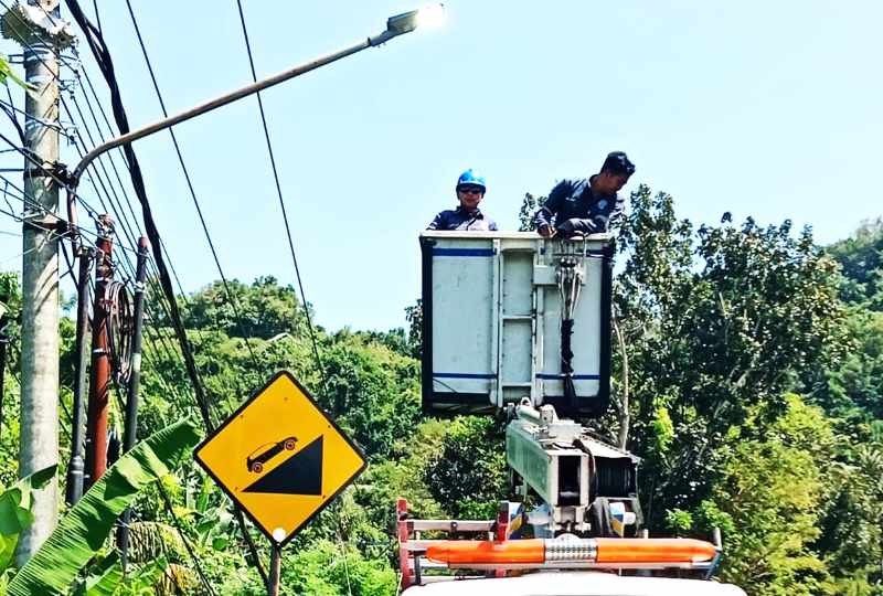 HARUS GANTI LAMPU: Dishub Kabupaten Karangasem saat melakukan proses perbaikan LPJU belum lama ini. (istimewa)