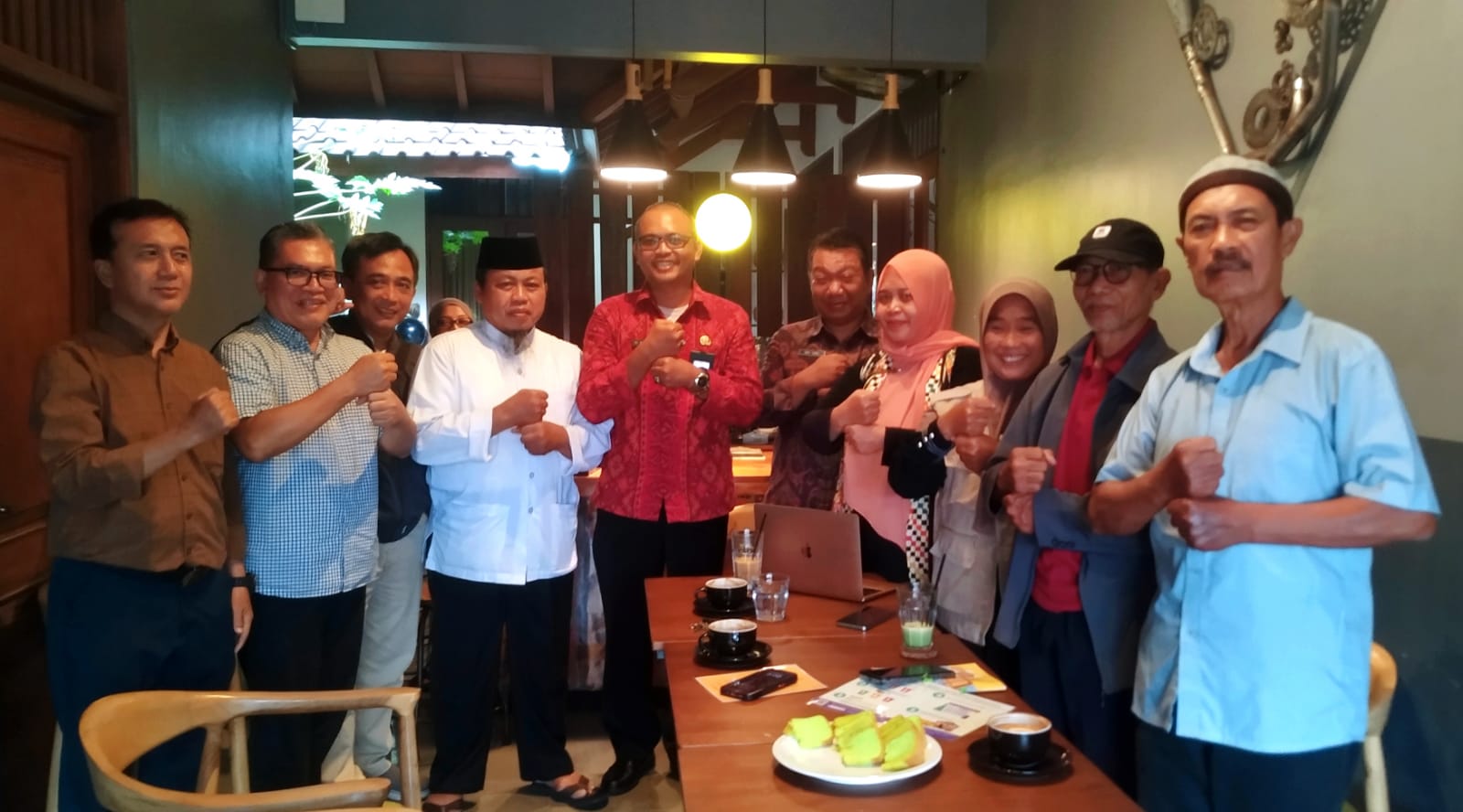 KOMITMEN: LPLH - SDA dan para aktivisi komunitas muslim penggiat sampah saat bersama Dinas LH dan Kesbangpol Bali, Selasa 19 Agustus 2025.