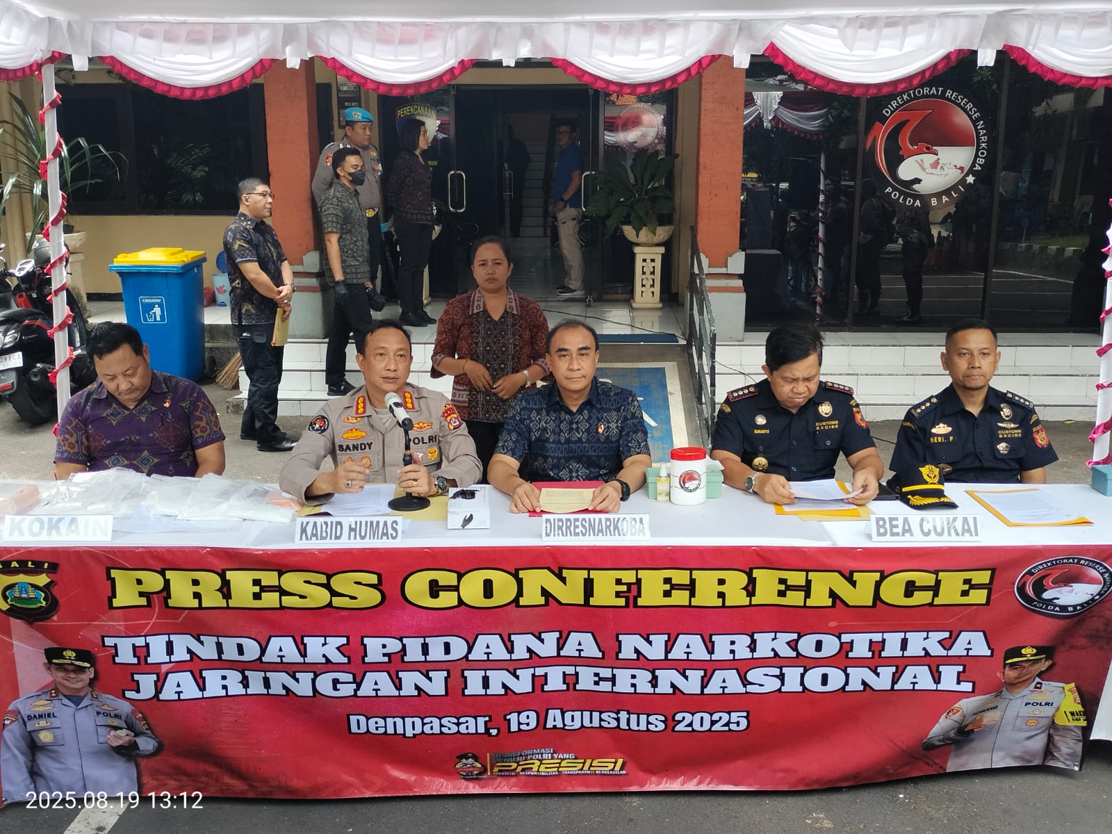 JARINGAN INTERNASIONDir Narkoba Kombes Pol Radiant , didampingi Kabid Humas Kombes Pol Ariasandy S.I.K., dan Kasubdit AKBP Abdus Salim, turut hadir Kepala Kantor Beacukai Bali Sunaryo.