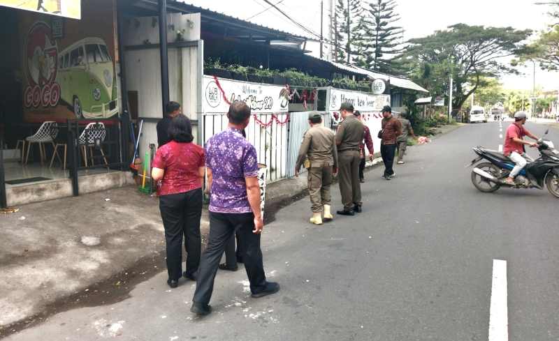 BANYAK YANG MAIN CAPLOK : Petugas gabungan saat melakukan pengecekan bangunan yang diduga melanggar di sepanjang jalur 11, Amlapura. (istimewa)