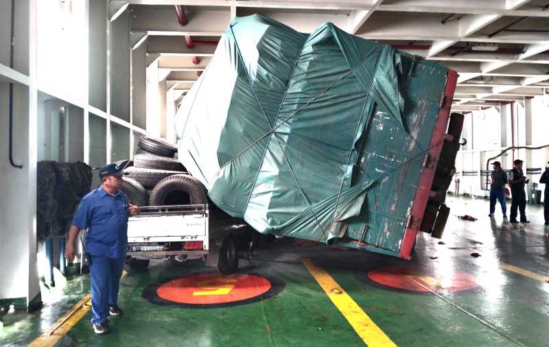 TERGUNCANG OMBAK BESAR : Truk yang terguling dalam kapal penyeberangan Ketapang &ndash; Gilimanuk. (foto: Pos AL Gilimanuk)