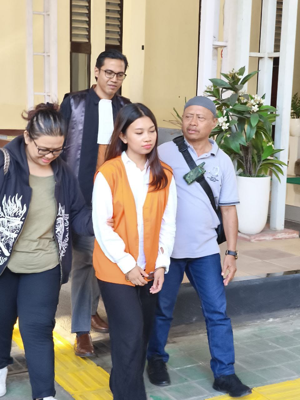 HANYA BISA PASRAH: Vienna Varella Angeli Parinussa usai menjalani sidang di PN Denpasar, Kamis (21/8).