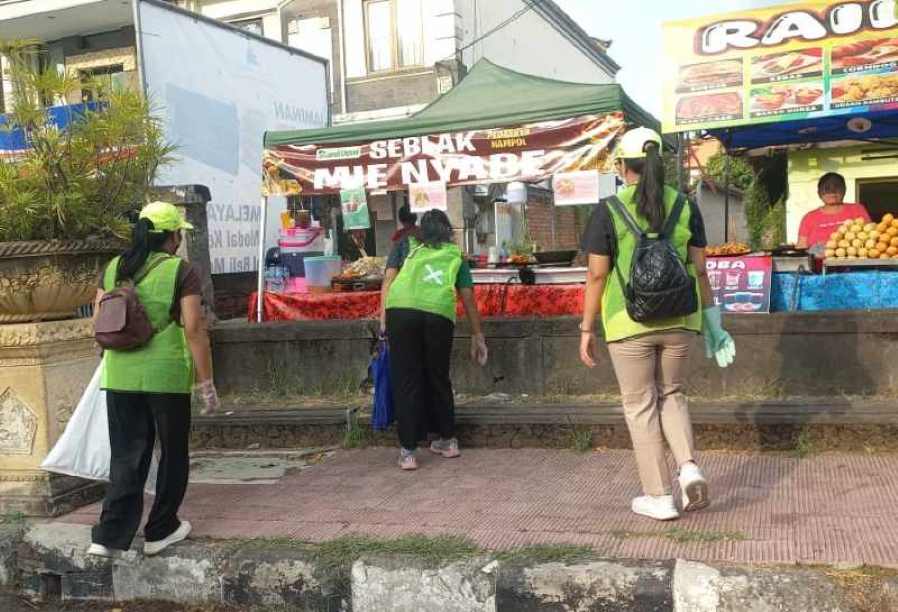 SEMANGAT: Sejumlah relawan Green Corps saat membersihkan sampah di Bulfest 2025. (Foto: Pemkab Buleleng untuk Radar Bali)