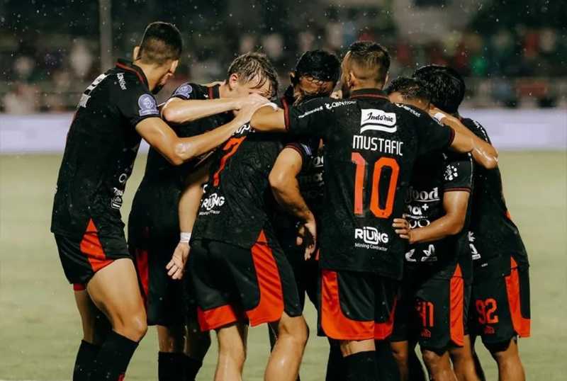 APES SAAT INJURY TIME: Bali United bermain seri 3-3 saat dijamu Malut United di Stadion Kie Raha. (media bali united)