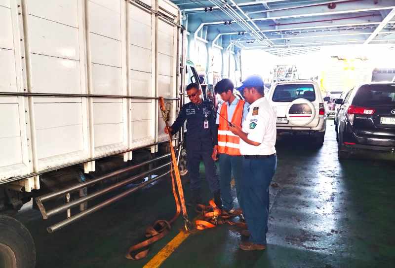 DIMINTA SELALU WASPADA : Aktivitas pengikatan kendaraan di Pelabuhan Gilimanuk sebelum menyeberang Selat Bali. (Foto: KUPP Gilimanuk, Jembrana)