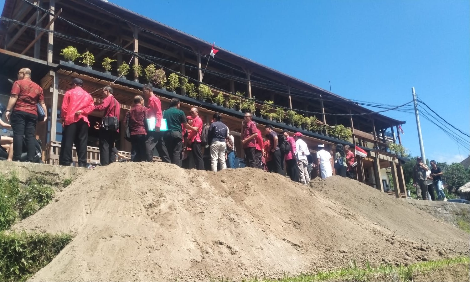 DISIDAK DEWAN : Suasana bangunan di DTW Jatiluwih, Desa Jatiluwih yang bangunan melanggar marka jalan saat disidak DPRD Tabanan belum lama ini. (juliadi/radar bali)