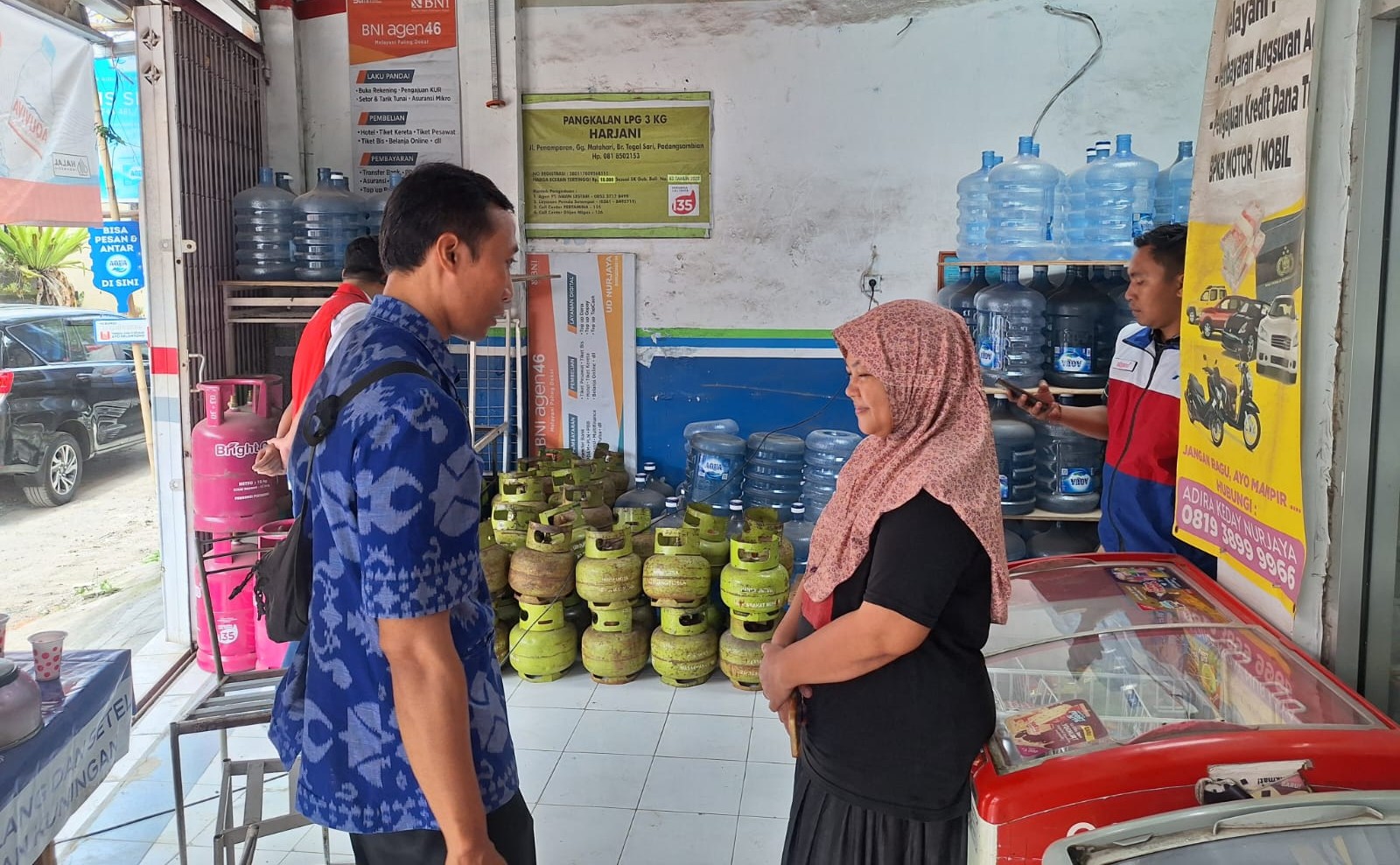 PEMBINAAN: Petugas Disperindag dan tim gabungan mengecek salah satu pedagang gas melon alias 3 Kg memastikan tidak ada yang jual dibawah HET