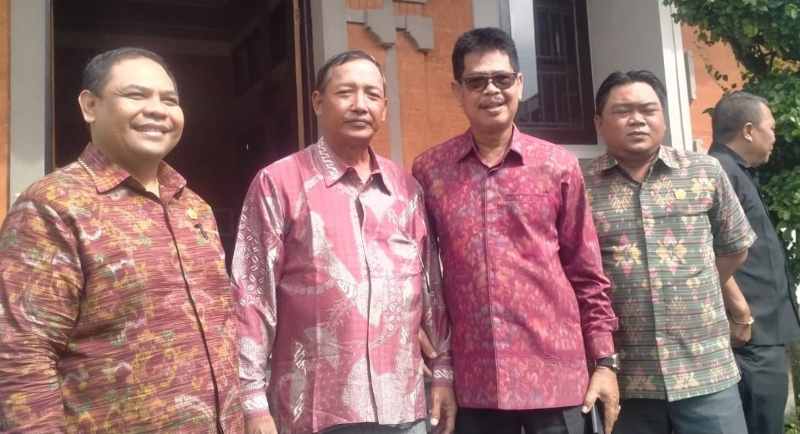 BERTANDANG : I Wayan Sukaja (kedua dari kiri) didampingi Ketua DPD Golkar Tabanan I Nyoman Wirya dan bersama fraksi Golkar Tabanan.  (Juliadi/Radar Bali)