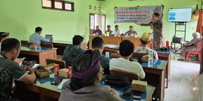 MENGINGATKAN: Kasiintel Kejari Jembrana Gedion Ardana Reswari (berdiri) saat Penyuluhan hukum . (Foto: Kejari Jembrana)