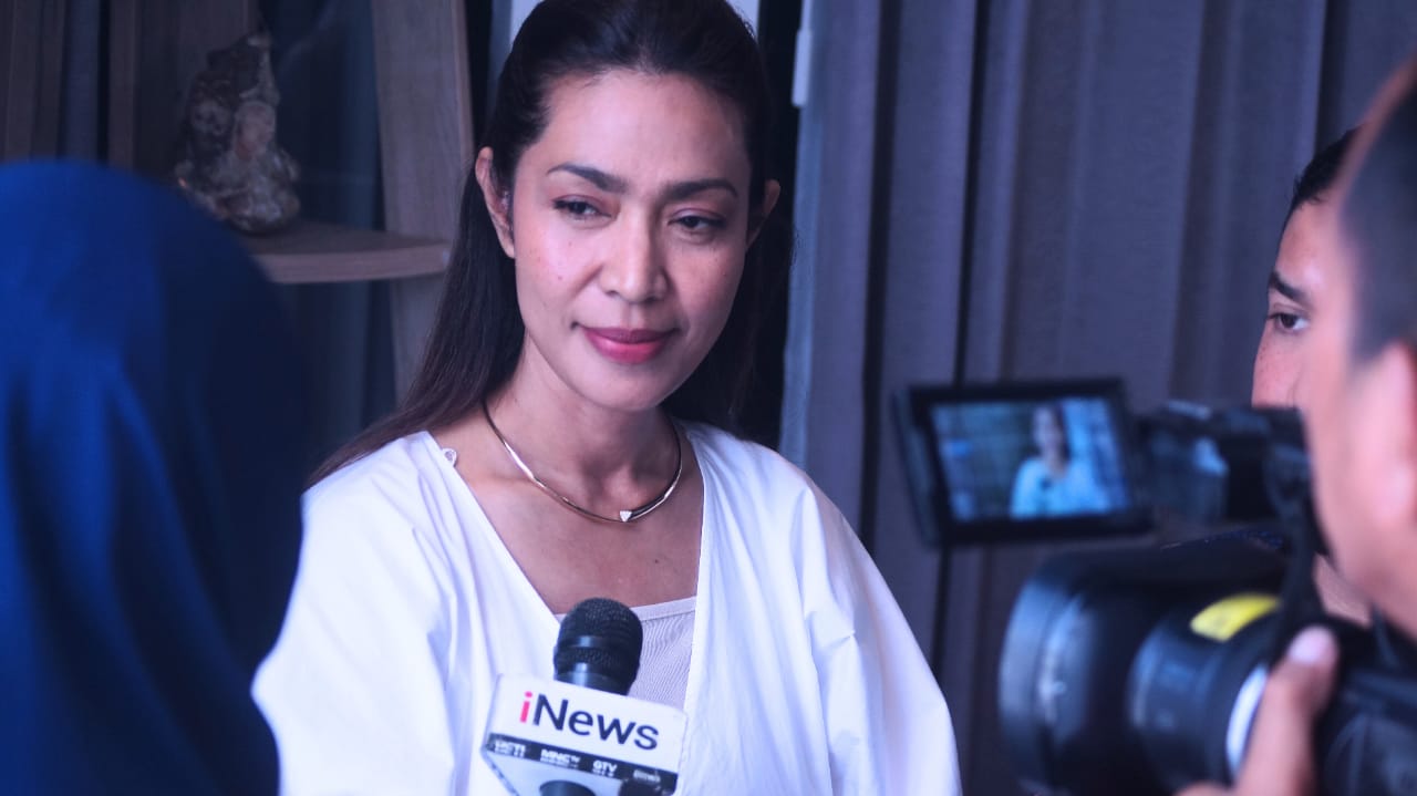 MINTA KETEGASAN: Mila Tayeb kuasa hukum I Nengah Karna saat memberikan keterangan pers.