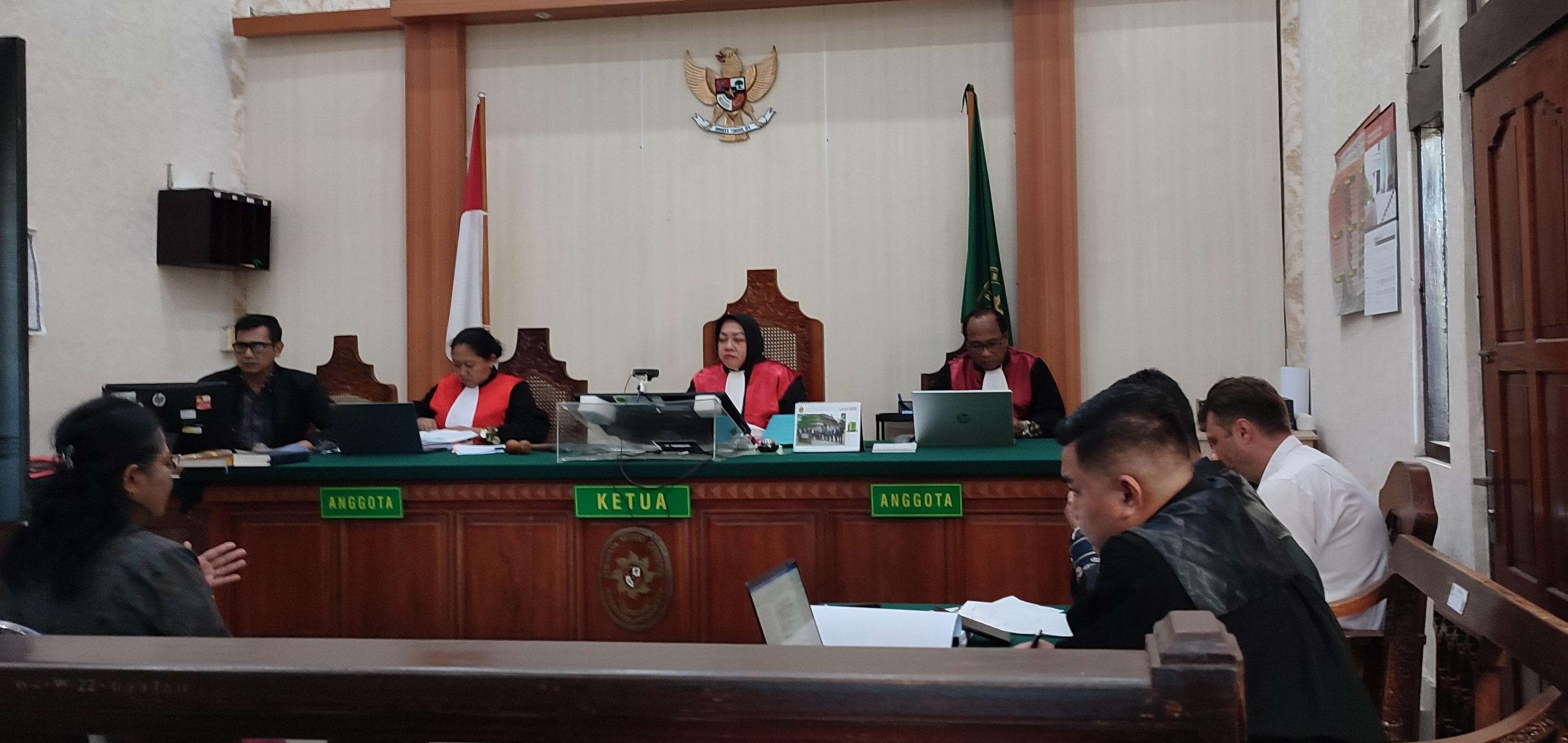 SEMAKIN MENARIK: Suasana sidang pabrik narkoba di Tibubeneng dengan  terdakwa Roman Nazarenko dan keterangan saksi ahli dari Universitas Trisakti Indonesia
