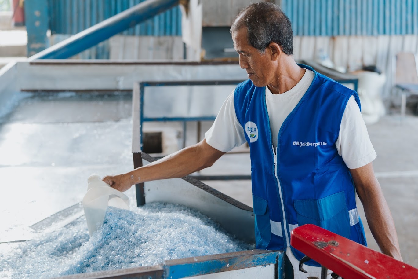 Proses pencacahan bekas botol Aqua di penggilingan Bali Pet Kesiman Kertalangu Denpasar, 22 Agustus 2025