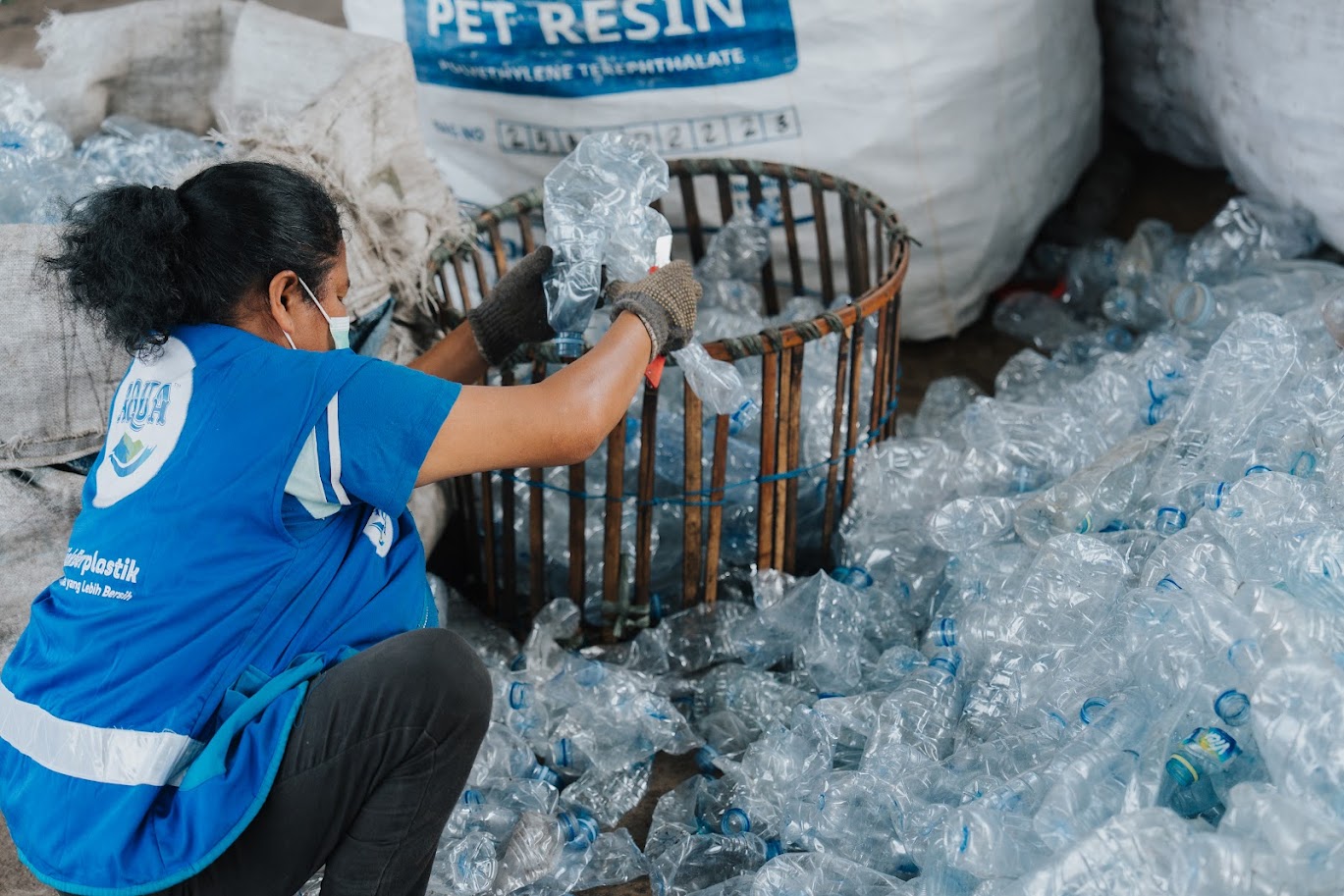 PROSES PEMILAHAN: ekerja sedang memilah botol Aqua bekas yangh warna bening dan yang terkontaminasi dipisah dI Bali Pet Kesiman Kertalangu Dentim Bali, Jumat 22 Agustus 2025
