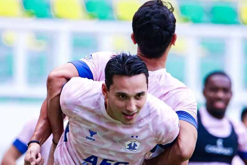 WAJIB KERJA KERAS: Kapten Persik Kediri Ezra Walian. (Dok. Persik Kediri)