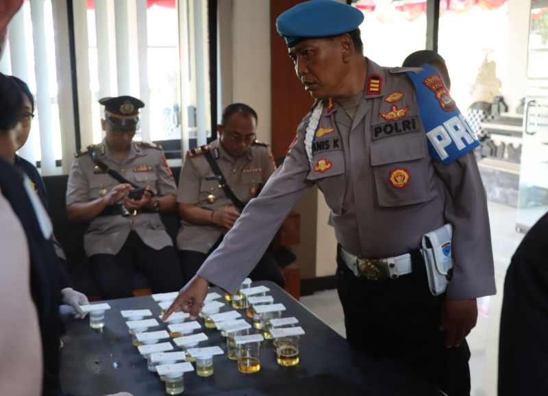 DITES SEMUA TANPA KECUALI  : Tes urine jajaran pejabat utama di Mapolres Tabanan.(Foto:Juliadi/Radar Bali)