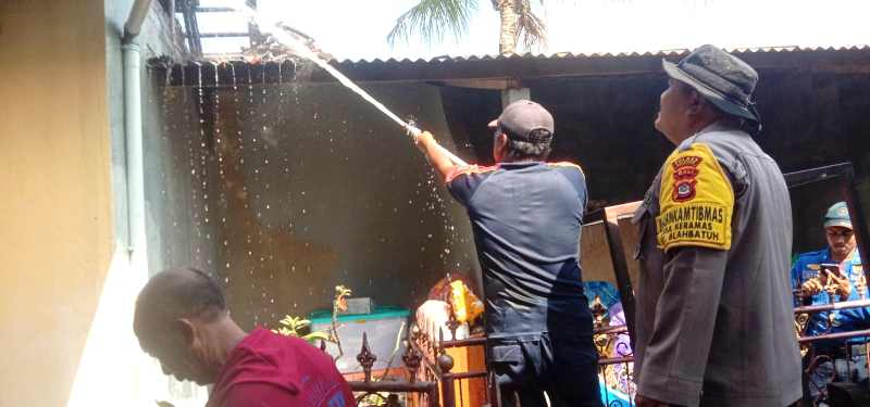TUNTASKAN PEMADAMAN : Petugas memadamkan sisa-sisa kobaran api ke sejumlah titik api di Banjar Lebah,Keramas,Gianyar. (istimewa)