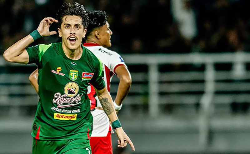 BOBOL SERDADU TRIDATU: Rivera berselebrasi usai membobol gawang Bali United. (Foto: Media Persebaya)