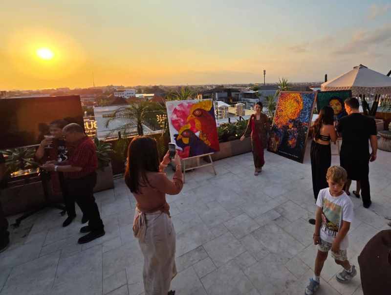 KOLABORASI SENI ANTARBANGSA: Pameran The Art of Harmony: Living Earth, Living Culture digelar di rooftoop Ghe Luc Lifestyle. (Foto : Marsellus Pampur/Radar Bali)