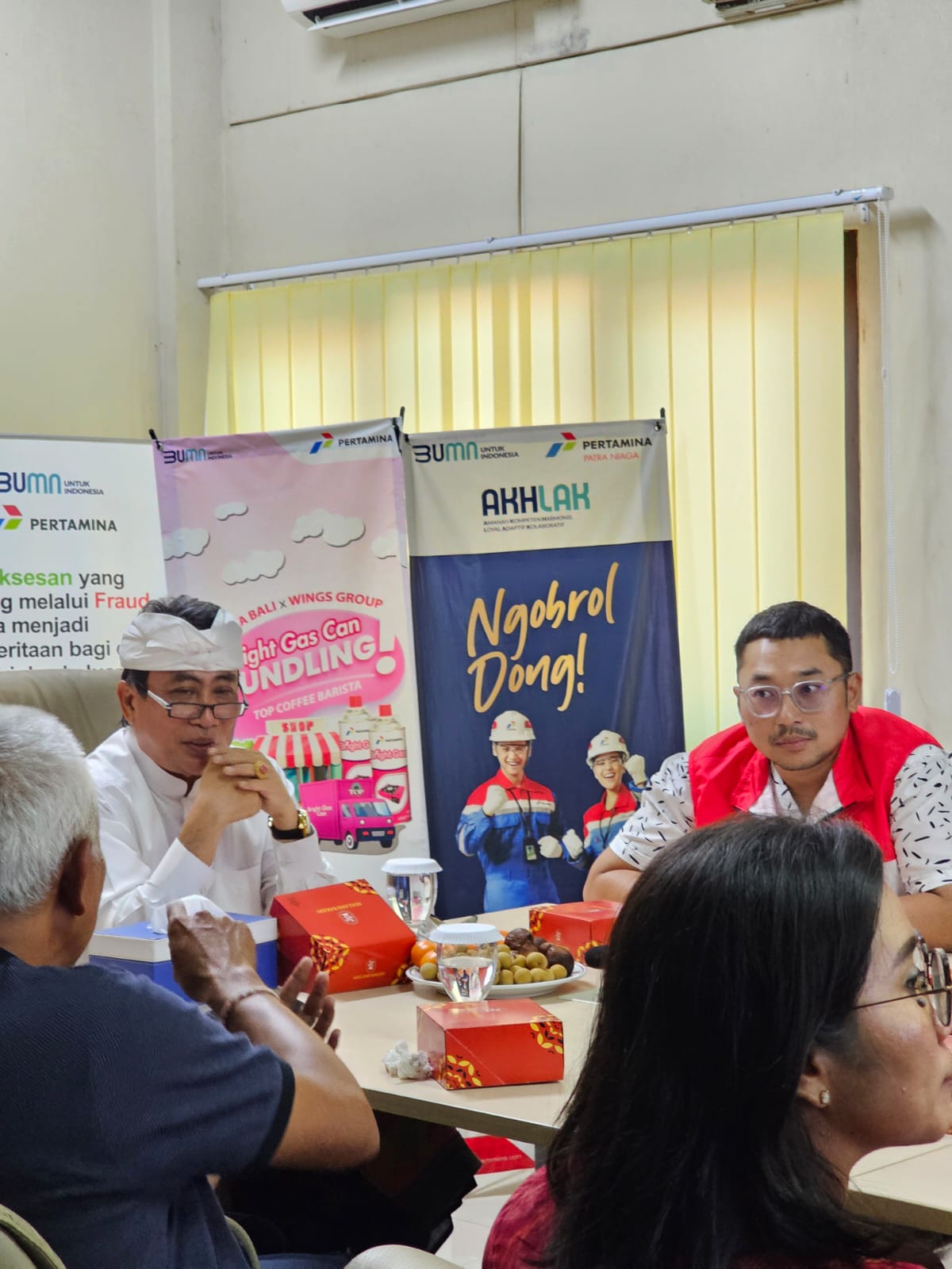 LANGKA LAGI: Anggota Komisi VI DPR RI I Gusti Ngurah Kesuma Kelakan mengunjungi Pertamina Cabang Denpasar Jumat (22/8/2025) sore. (Novi Febriani/Radar Bali)