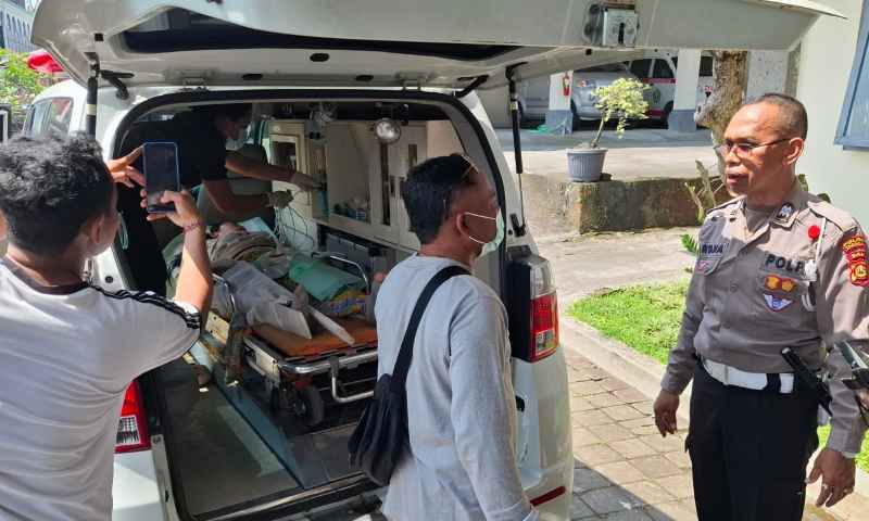 DIEVAKUASI : Korban kecelakaan, Dini Fitriani dan temannya yang dibonceng Tina Maida, dievakuasi usai musibah kecelakaan. (juliadi/radar bali)