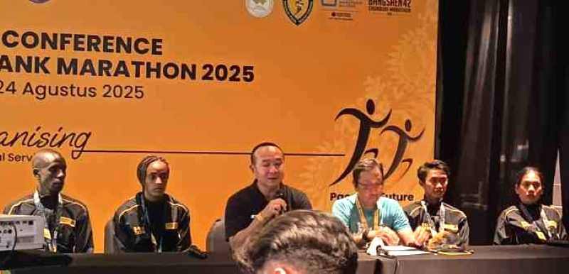 BUAH PERJUANGAN : Robi (kedua dari kanan) dan Odekta (paling kanan) saat jumpa pers usai pecahkan rekor nasional di Maybank Marathon 2025. (wayan widyantara/radar bali)