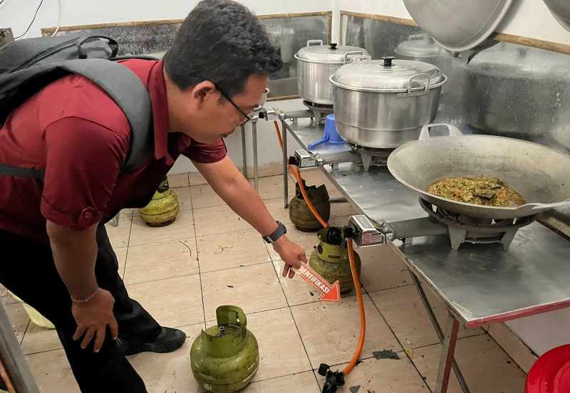 GELAR OLAH TKP: Polsek Selemadeg Timur yang melakukanolah tempat kejadian perkara di lokasi rumah makan nasi padang. (istimewa)