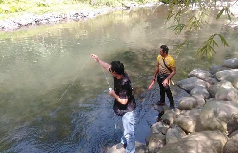 TELISIK KEJADIAN: Tim inafis Polres Jembrana menyelidiki kasus a anak 10 tenggelam di objek wisata Desa Medewi,Jembrana. (foto:Polres Jembrana)