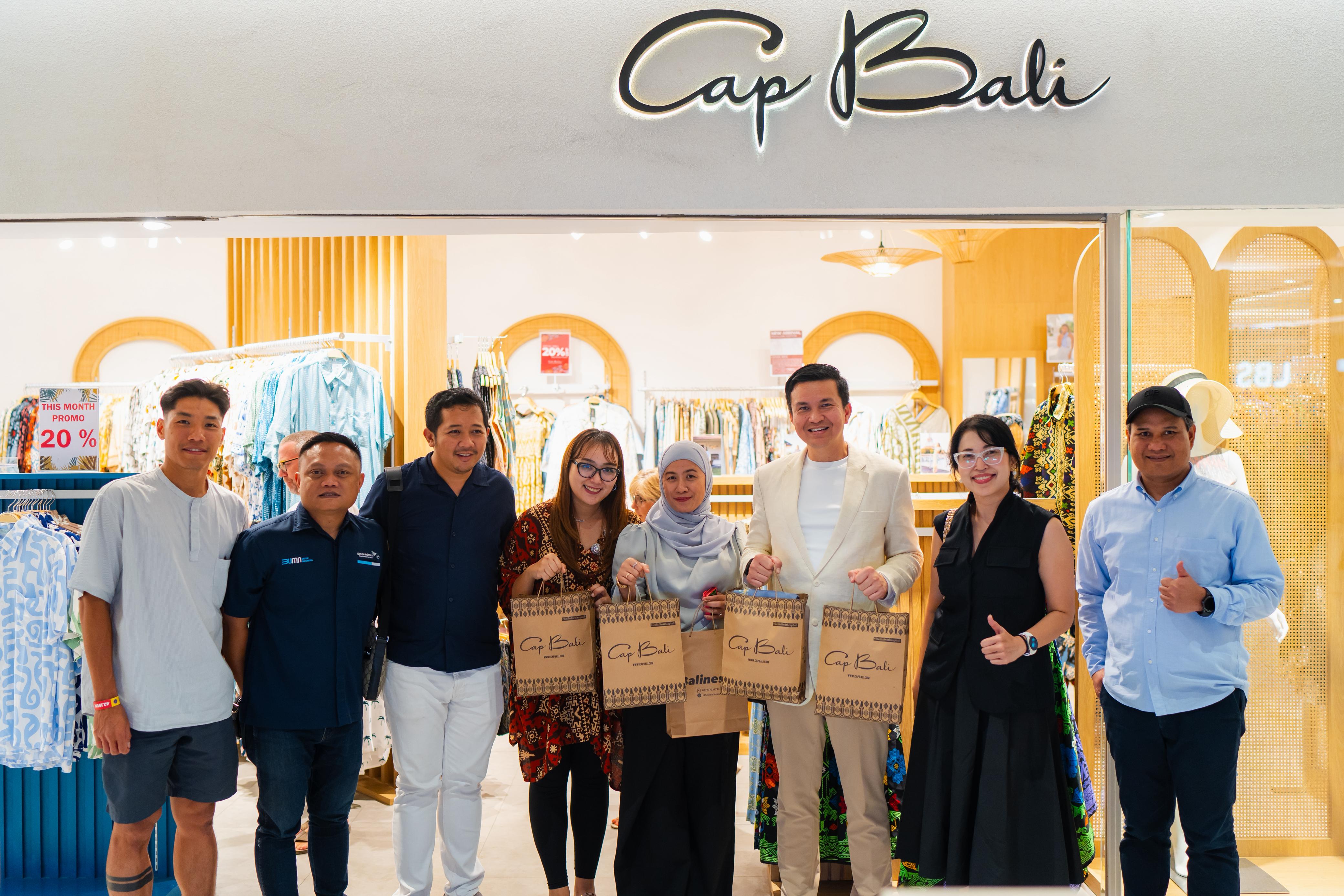 Direktur Utama Garuda Indonesia, Wamildan Tsani, melakukan kunjungan ke store Cap Bali di Icon Mall Bali, Sabtu (23/8/2025).
