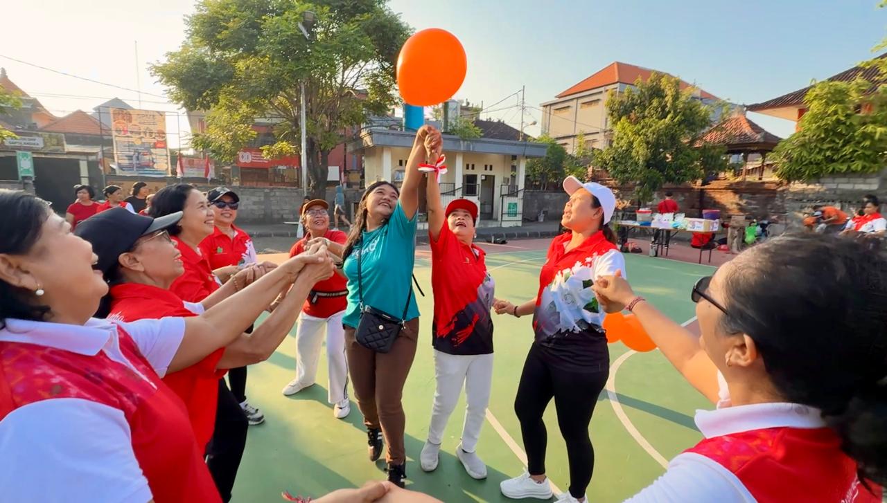 KESERUAN LOMBA BALON: KDMP Tegal Harum didukung BNI menggelar &ldquo;BNI Agen46 Merdeka Transaksi&rdquo; di Lapangan Desa Tegal Harum, Denpasar, pada Minggu (24/8/2025).