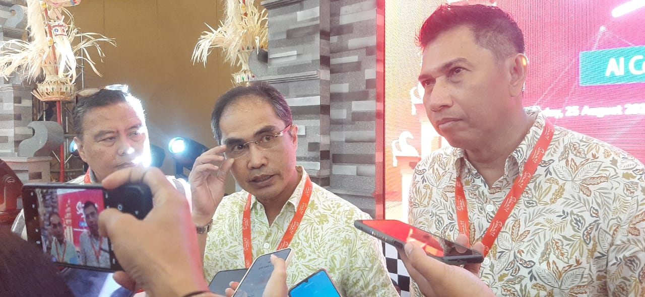 Chief Executive Officer (CEO) NeutraDC Andreuw Th. A. F (paling kanan) dan Direktur Wholesale & International Service Telkom, Honesti Basyir saat kepada awak media di forum NeutraDC Summit (25/8/2025)