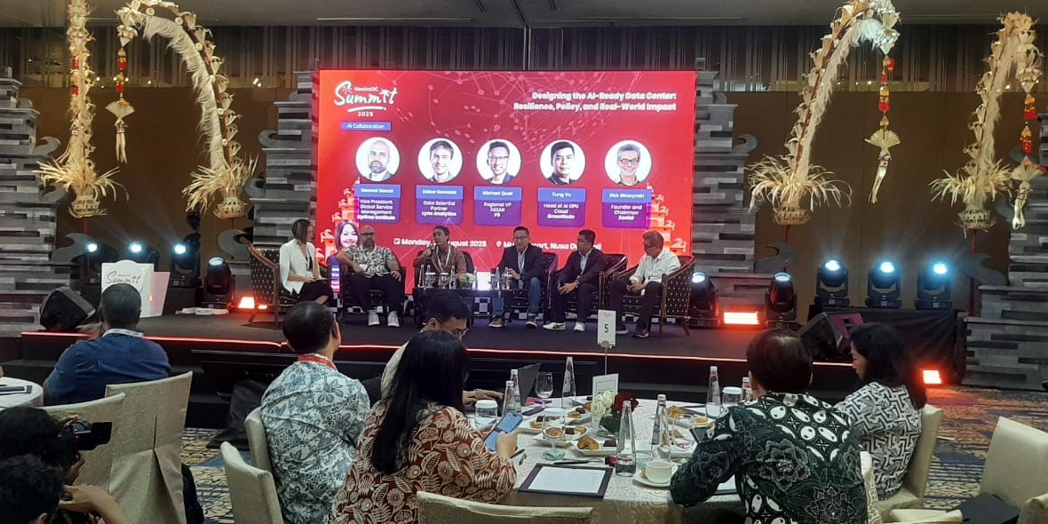AI COLLABORATION: Pemaparan para pembicara di panel diskusi sesi pertama NeutraDC Summit 2025  di Hotel Mulia Resort Nusa Dua, 25 Agustus 2025.