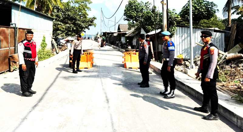 TERTIBKAN PARKIRAN ASAL-ASALAN : Petugas menertibkan parkir liar di kawasan pintu masuk Pelabuhan Banjar Nyuh, Nusa Penida. (Foto: Humas Polres Klungkung)