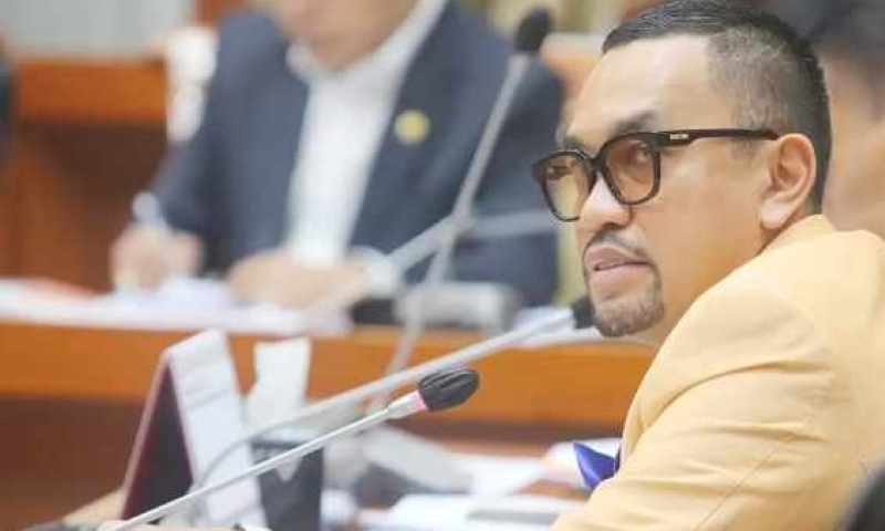 KONTROVERSIAL : Ahmad Sahroni, Wakil Ketua Komisi III DPR RI ini menyebut warganet pengkritik DPR RI sebagai orang tolol sedunia. (foto:Dery Ridwansah/Jawa Pos)