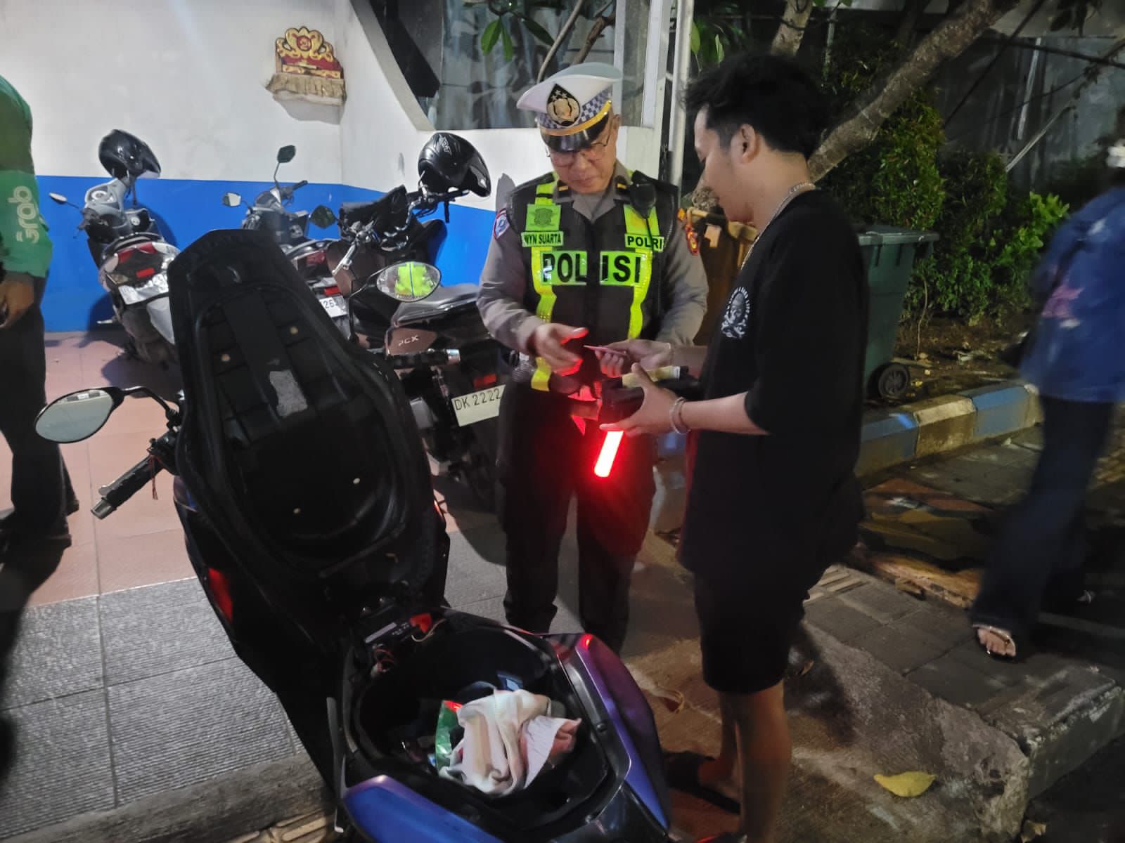 POTENSI KERAWANAN: Polisi sedang menilang salah satu pelanggar lalulintas di kawasan Sunset Road Kuta