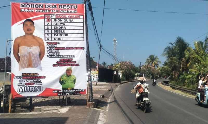 BENAR-BENAR GOKIL : Baliho Unik menjadi bakal calon seorang pengatin terpasang di Jalan Raya Tanah Lot, Desa Beraban, Kediri, Tabanan. (Juliadi/Radar Bali)