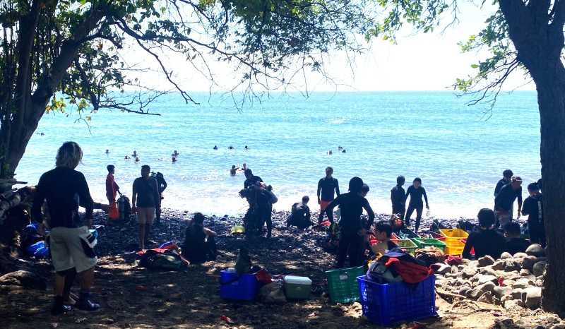 PUNYA DAYA TARIK TERSENDIRI : Sejumlah wisatawan saat akan melakukan aktivitas diving di Pantai Tulamben. (istimewa)
