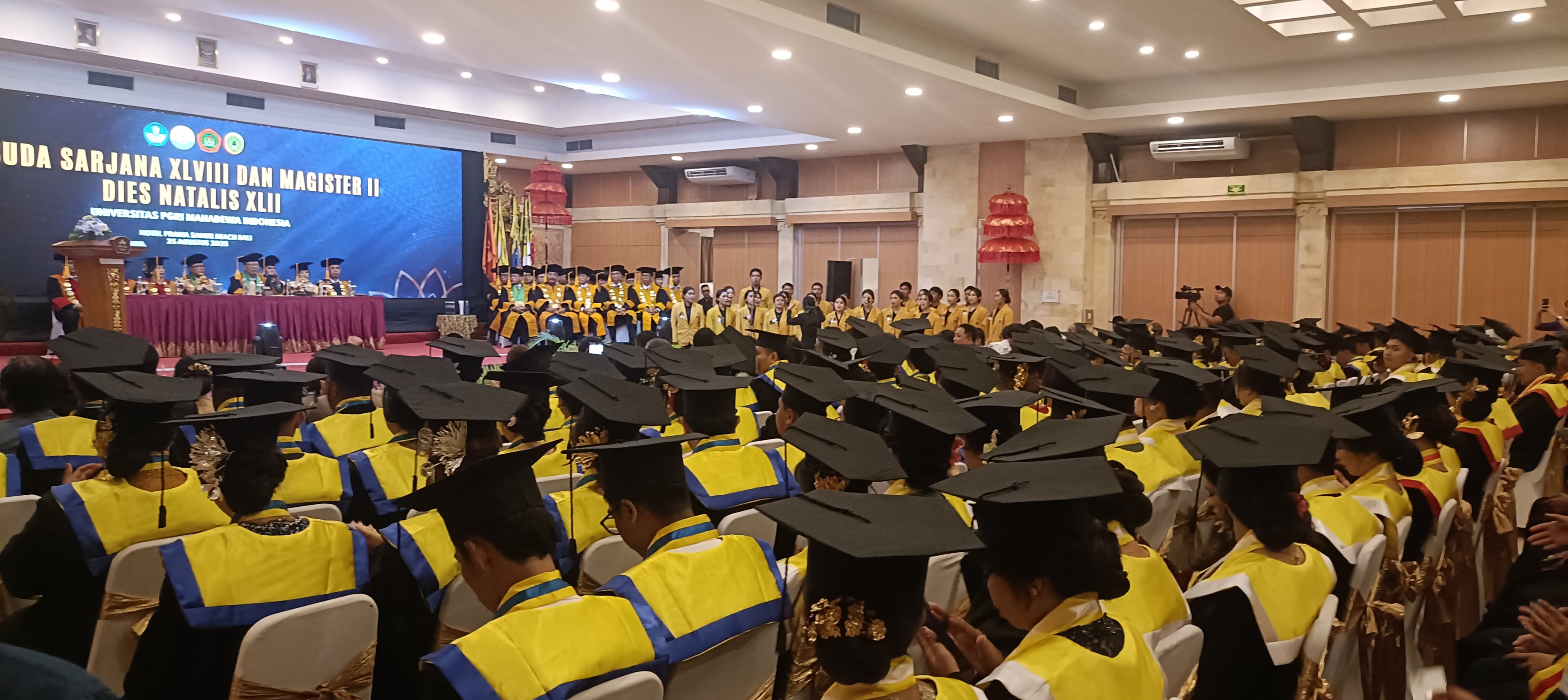 Wisuda Sarjana XLVIII dan Magister II yang dirangkai dengan Dies Natalis ke-42 Universitas PGRI Mahadewa Indonesia (UPMI) Bali di Hotel Prama Sanur Beach Bali, Senin (25/8).