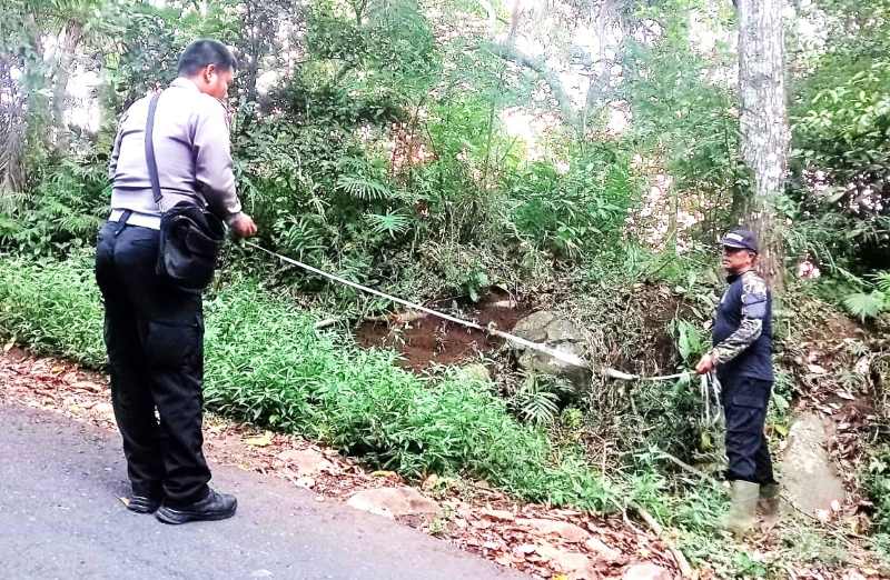 NAHAS DI JALAN RAYA : Polisi melakukan olah TKP di lokasi laka lantas tunggal, yang mengakibatkan satu orang tewas. (Foto: Polres Buleleng untuk Radar Bali)