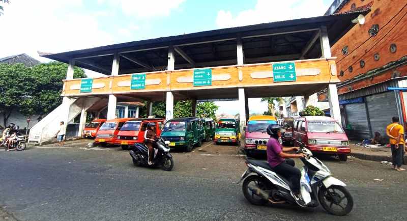 MENGHITUNG HARI, BERPANTANG MATI : Deretan berjejeran angkot di terkinal Karangasem yang saat ini keberadaannya kian terpinggirkan. (foto:Zulfika Rahman/Radar Bali)