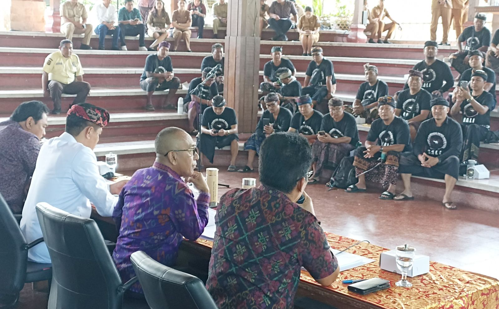Dialog antara forum Driver Online dengan DPRD Bali di Wantilan Dewan 25 Agustus 2025