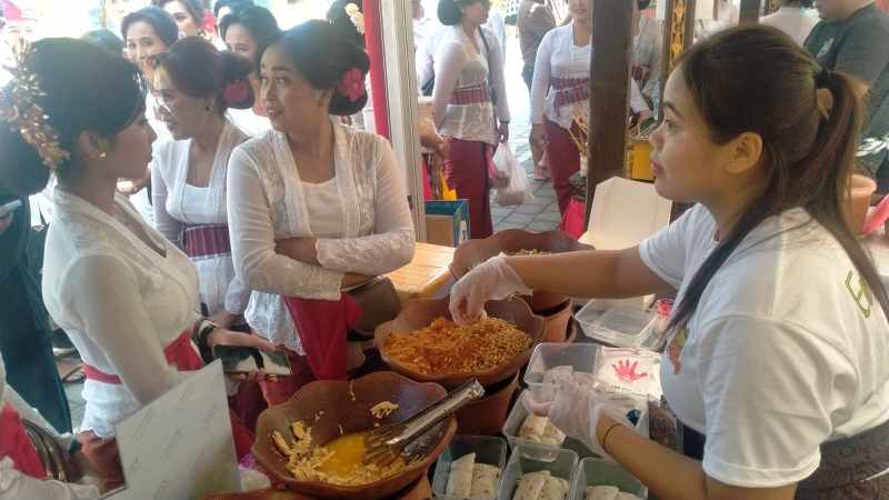 SELALU DIBURU PENIKMAT : Suasana stan kuliner entil Sanda Pupuan milik I Gede Dedi Ardika Putra ramai pembeli saat Festival Art and Food Tanah Lot.(juliadi/radar bali)