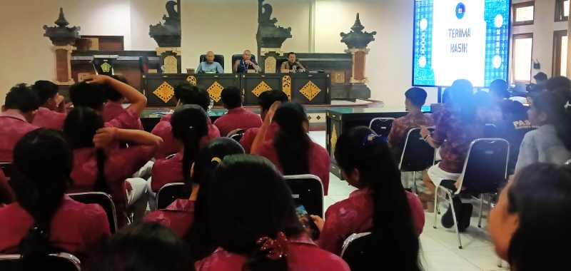 BERI PENGARAHAN: Disnakerperin Jembrana menggelar  lokakarya intensif kepada pelajar SMK seri Jembrana, Rabu (27/8).(M.Basir/Radar bali)